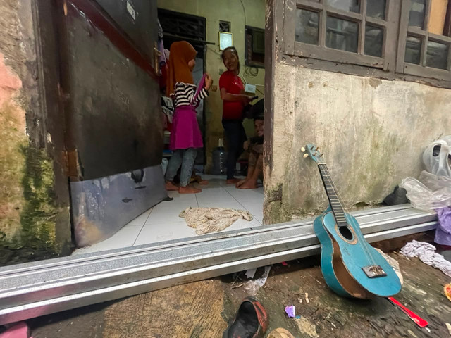 Pengamen cilik saat ditemui di rumahnya di Depok, Jawa Barat. Foto: Dok. kumparan