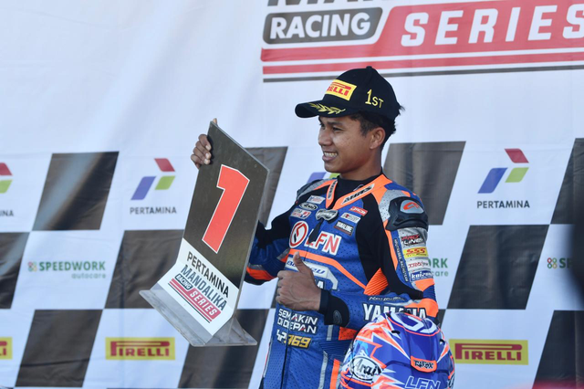 Pembalap Yamaha Pikoli Global Ondolomon DRS, Fadhil Musyafi, berhasil menjuarai Supersport 600 (SS600) dalam Pertamina Mandalika Racing Series Round 2, di Pertamina Mandalika International Sirkuit, Lombok Tengah, Lombok, Nusa Tenggara Barat pada Minggu (20/6/2026). Foto: Dok. Pertamina