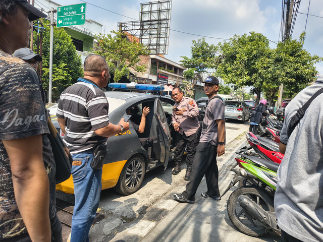 Polisi menangkap seorang pelaku copet yang beraksi saat ultah ke-65 Presiden ke-7 Jokowi di Jalan Kutai Utara Nomor 1, Kelurahan Sumber, Kecamatan Banjarsari, Solo, Minggu (21/6/2026). Foto: Dok. kumparan
