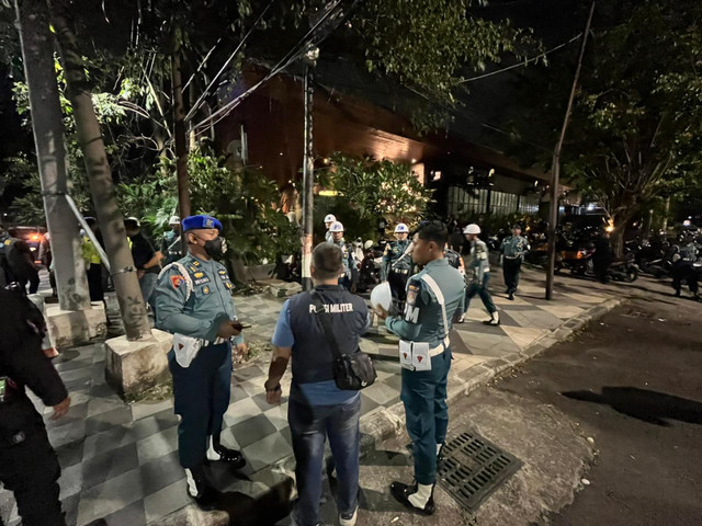 Petugas gabungan TNI, Polri, BNNK Surabaya dan Satpol PP Surabaya menggelar Operasi Penegakan Ketertiban (Opsgaktib) di 9 tempat hiburan di Surabaya, Sabtu (20/6/2026) malam hingga Minggu (21/6/2026). Foto: Dok. Istimewa