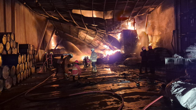 Kebakaran di pabrik sendal Sun Swallow di Jalan Melati Raya, Tanah Tinggi, Kota Tangerang pada Senin (22/6) dini hari. Foto: Dok. BPBD Kota Tangerang