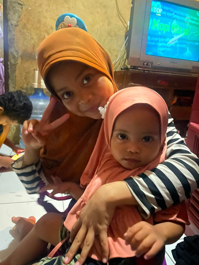Novi (12 tahun), seorang bocah di Depok yang meraih ranking 10 di sekolahnya meski kerap ikut ibu ngamen dan bolos sekolah. Foto: kumparan