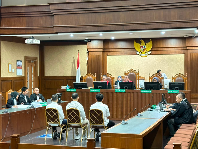 Sidang tuntutan terdakwa tiga petinggi Blueray Cargo Group yang diduga melakukan suap kepada sejumlah pejabat Direktorat Jenderal Bea dan Cukai (DJBC), Pengadilan Tipikor Jakarta Pusat, Senin (22/6). Foto: Kevin Daniel/kumparan