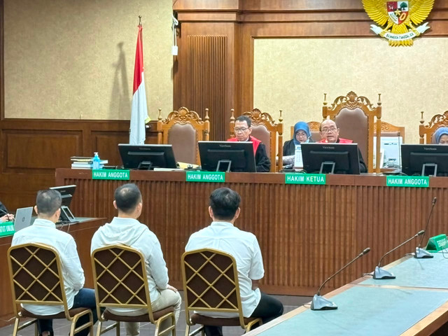 Sidang tuntutan terdakwa tiga petinggi Blueray Cargo Group yang diduga melakukan suap kepada sejumlah pejabat Direktorat Jenderal Bea dan Cukai (DJBC), Pengadilan Tipikor Jakarta Pusat, Senin (22/6). Foto: Kevin Daniel/kumparan