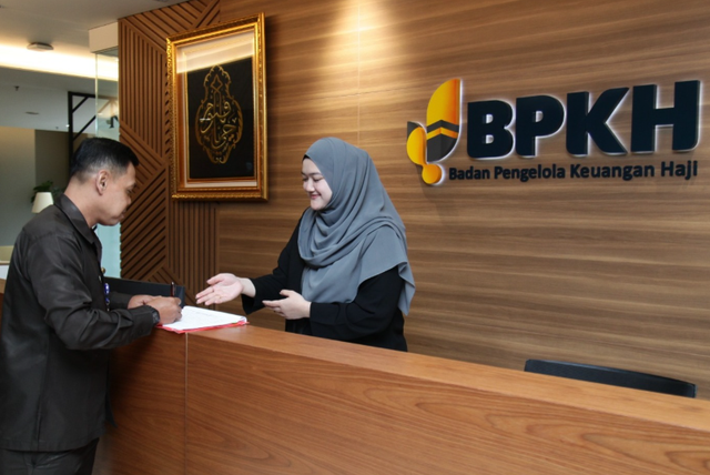 Petugas BPKH sedang melayani calon  jemaah haji. Foto: Shuterstock