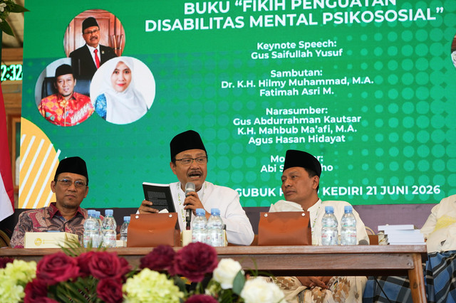 Mensos Saifullah Yusuf (Gus Ipul) meluncurkan buku Fikih Penguatan Disabilitas Psikososial dari Pemahaman Keagamaan Menuju Kesamaan Hak dan Keadilan Sosial di Teras Gubuk Pesantren Al-Falah Ploso, Kediri, Minggu (21/6/2026). Foto: Kemensos RI