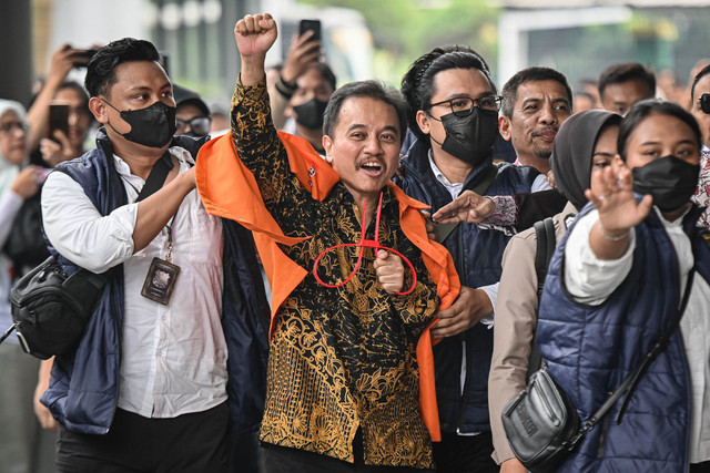 Petugas kepolisian menggiring Roy Suryo (tengah) ke dalam gedung di Kejaksaan Negeri Jakarta Selatan, Jakarta, Senin (22/6/2026). Foto: Sulthony Hasanuddin/Antara Foto