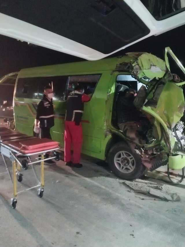 Proses evakuasi mobil travel kecelakaan dengan truk di Tol Lima Puluh, Sumut, Minggu (21/6). Foto: Dok. PJR Polda Sumut