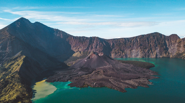 Ilustrasi Gunung Rinjani. Foto oleh ROMAN ODINTSOV dari Pexels: https://www.pexels.com/id-id/foto/laut-pegunungan-pantai-samudra-4870657/