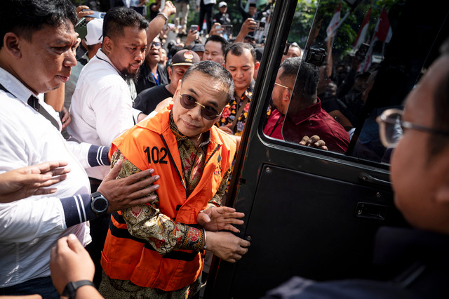 Bupati Pati nonaktif Sudewo (tengah) berjalan menuju mobil tahanan usai menjalani sidang pembacaan eksepsi di Pengadilan Tipikor, Semarang, Jawa Tengah, Senin (22/6/2026). Foto: ANTARA FOTO/Aprillio Akbar