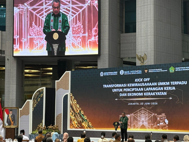 Gubernur BI Perry Warjiyo meluncurkan program Transformasi Kewirausahaan UMKM Terpadu yang ditujukan untuk mencetak sekitar 4.000 wirausaha baru dari sektor UMKM dan pondok pesantren, Senin (22/6). Foto: Ave Airiza Gunanto/kumparan
