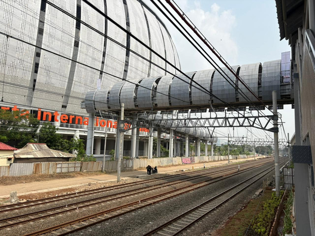 Jembatan Penghubung Stadion JIS, Stasiun JIS dan Ancol di kawasan Jakarta Utara, Senin (22/6). Foto: Nauval Pratama/kumparan