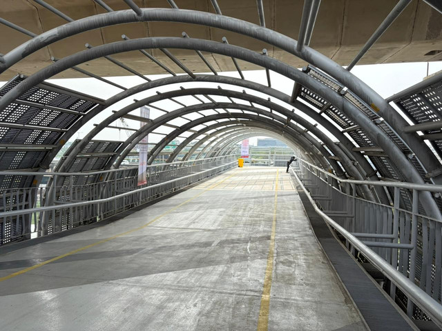 Jembatan Penghubung Stadion JIS, Stasiun JIS dan Ancol di kawasan Jakarta Utara, Senin (22/6). Foto: Nauval Pratama/kumparan