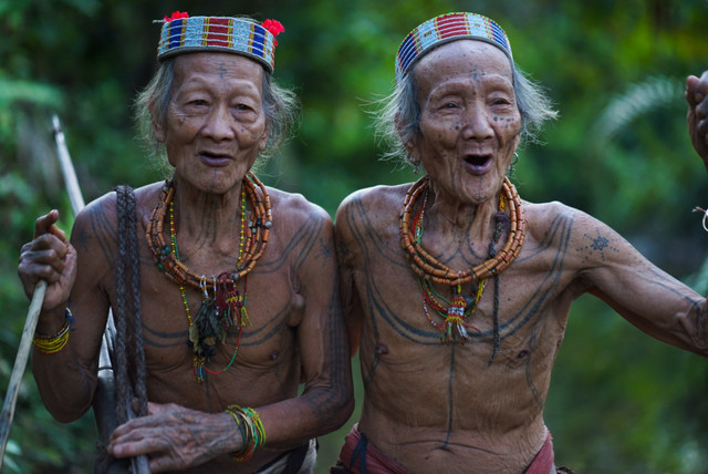 Sumber : Photo by Oncy Oni : https://www.pexels.com/photo/two-old-men-with-tattoos-and-long-hair-18590337/