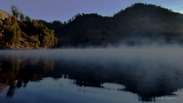 Kabut melayang di Ranu Kumbolo. Foto: Bima S