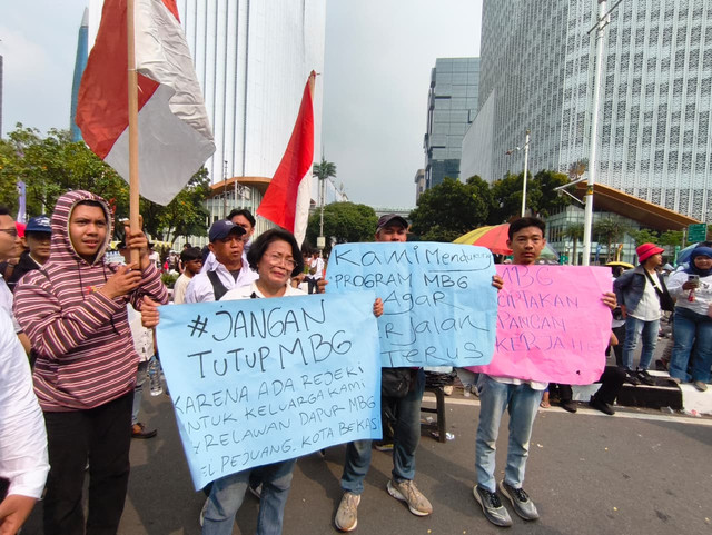 Massa Aksi Dukung MBG menggelar aksi damai membawa sejumlah poster untuk adili Dadan CS di Kawasan Patung Kuda, Monas, Jakarta, Senin (22/6). Foto: Aditya Nugraha/kumparan