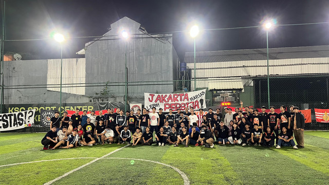 Suasana lapangan Mini Soccer di Jakarta, di mana suporter Persija berkumpul dan menyuarakan aspirasinya."