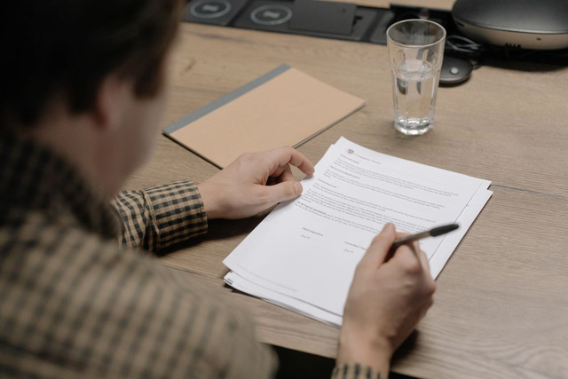 Ilustrasi memahami tips menulis surat pengunduran diri kerja yang baik dan sopan. Foto: Pexels