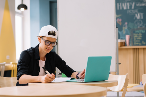 Seorang mahasiswa mengerjakan tugas di depan laptop menjelang tenggat waktu pengumpulan. Foto: Pexels