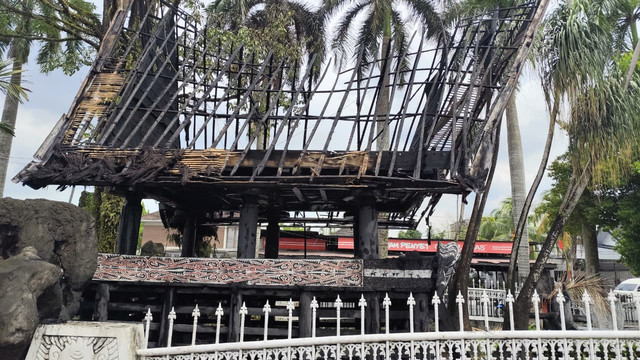 Kondisi pendopo rumah adat Raja Sisingamangaraja XII terbakar, Senin (22/6/2026). Foto: Amar Marpaung/kumparan