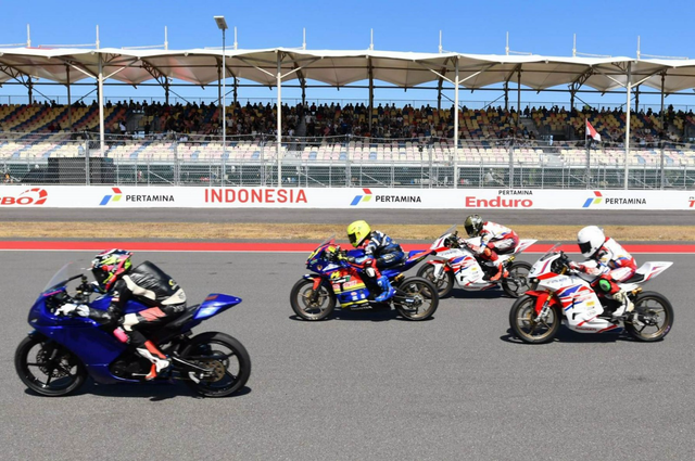 Para pembalap muda yang berlaga di kelas National Sport 250 (NS250) dalam Pertamina Mandalika Racing Series Round 2, di Pertamina Mandalika International Sirkuit, Lombok Tengah, Lombok, Nusa Tenggara Barat pada Minggu (20/6/2026). Foto: Dok. Pertamina