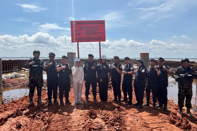 Kementerian Kelautan dan Perikanan (KKP) segel dua perusahaan yang langgar aturan ruang laut di Riau. Foto KKP Foto: KKP