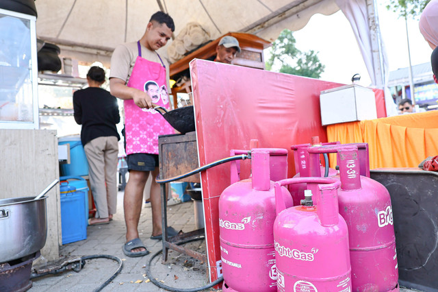 Pertamina salurkan bantuan Bright Gas 5,5 kilogram untuk pedagang UMKM di sektor kuliner dalam Jakarta Fair 2026, Jakarta. Foto: Dok. Pertamina