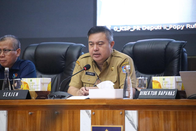 Sekjen Kemendagri Tomsi Tohir memimpin Rapat Koordinasi Pengendalian Inflasi Daerah yang berlangsung secara hybrid dari Kantor Pusat Kemendagri, Jakarta, Senin (22/6/2026). Foto: Kemendagri RI
