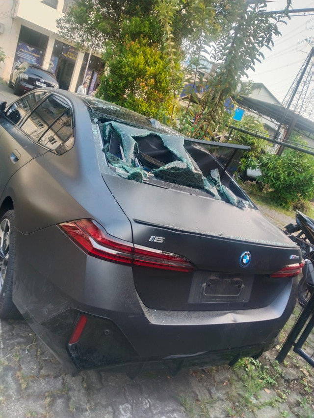 Kondisi mobil BMW yang tabrak pengemudi motor di Kembangan, Jakbar, Senin (22/6/2026). Foto: Dok. Istimewa