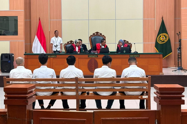 Terdakwa kasus dugaan penculikan dan pembunuhan berencana Kepala Cabang Bank BRI menghadiri sidang lanjutan dengan agenda pembacaan tuntutan di Pengadilan Negeri Jakarta Timur, Senin (22/6/2026). Foto: Kevin Daniel/kumparan