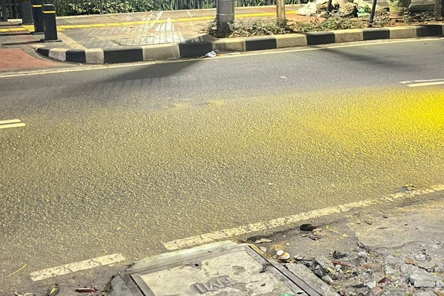 Lokasi mobil MBW tabrak pengendara ojek online di depan Universitas Mercu Buana, Jakarta Barat, Senin (22/6/2026). Foto: Rayyan Farhansyah/kumparan