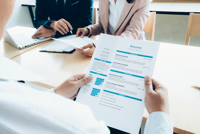 Ilustrasi Cara Membuat CV di HP, Foto:Unsplash/Getty Images