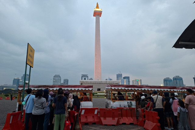 Warga berkunjung ke Monas, Jakarta, Senin (22/6/2026). Foto: Pradya Tirta/kumparan