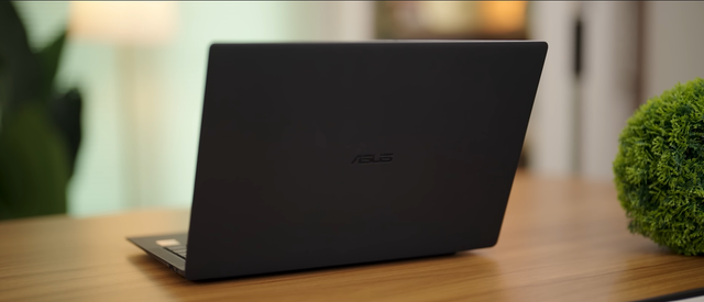 ASUS Expertbook Ultra. Foto: Youtube.com/@ADREVIEW
