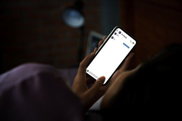 Ilustrasi penggunaan ponsel yang dapat menimbulkan ketergantungan digital.