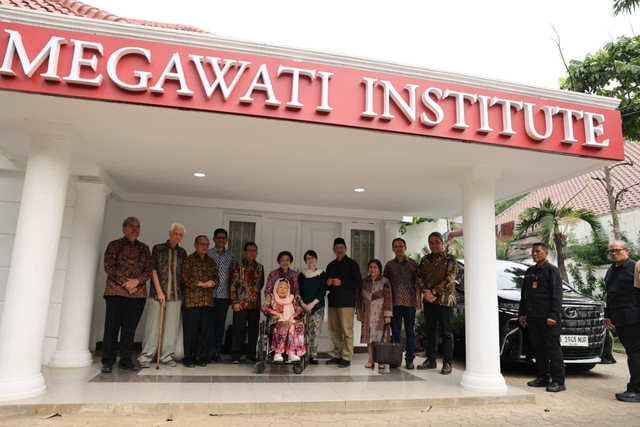 Jajaran tokoh Gerakan Nurani Bangsa (GNB) menggelar pertemuan silaturahmi kebangsaan bersama Presiden ke-5 RI Megawati Soekarnoputri di Gedung Megawati Institute, Menteng, Jakarta Pusat, Senin (22/6/2026). Foto: Dok. Istimewa