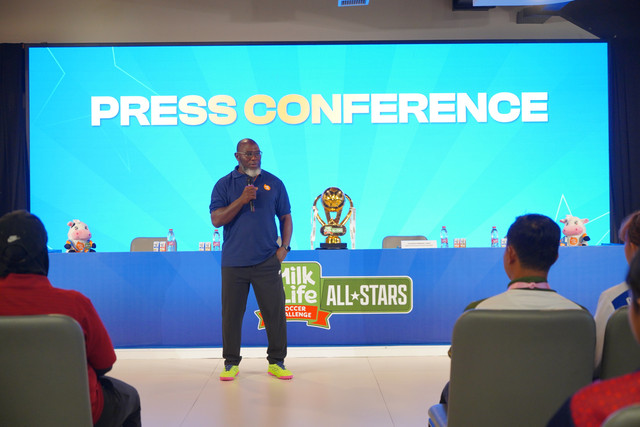 Head Coach MilkLife Soccer Challenge Jacksen F Tiago, mengajak seluruh penggawa tim All-Stars untuk menikmati momen MilkLife Soccer Challenge dan mencetak sejarah sebagai langkah awal menapaki karir pesepakbola putri profesional. Foto: MilkLife Soccer