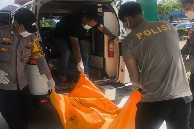 Evakuasi korban kecelakaan maut yang melibatkan dua sepeda motor di Jalan Poros Bengalon-Sangatta, kawasan Simpang Perdau, Kabupaten Kutai Timur, Senin(22/6/2026). Foto: Dok. Istimewa