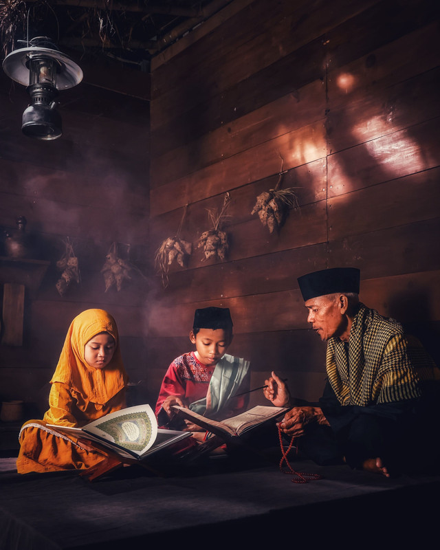 Foto oleh widiarto proboprasetyo dari Pexels: https://www.pexels.com/id-id/foto/suasana-pendidikan-tradisional-dengan-keluarga-di-dalam-ruangan-36468253/