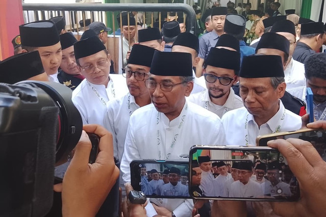 Ketum PBNU Gus Yahya memberikan keterangan saat keluar dari lokasi Munas-Konbes PBNU 2026 di Ponpes Al-Falah Ploso, Kabupaten Kediri, Senin (22/6/2026). Foto: Dok. Istimewa