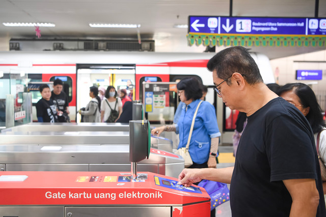 Penumpang memindai kartu uang elektronik setelah turun dari kereta LRT Jakarta di Stasiun Velodrome, Jakarta, Senin (22/6/2026). Foto: ANTARA FOTO/M Risyal Hidayat