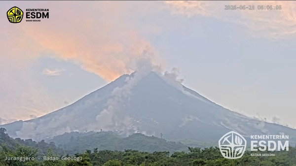 Gunung Merapi mengeluarkan awan panas guguran sejauh 2 kilometer pada Selasa (23/6/2026) pagi. Foto: Dok. BPPTKG