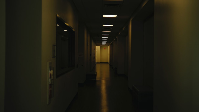 Ilustrasi Apakah Backrooms itu nyata. Foto: Unsplash.com/Leiada Krözjhen
