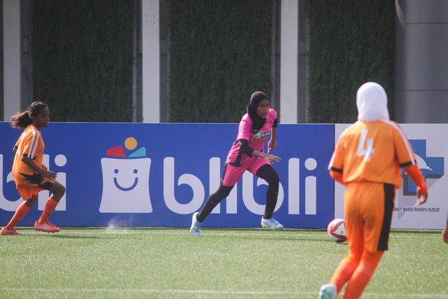 Kapten tim kapten tim All Stars Jakarta, Albianca Raula (jersey pink) saat berlaga di MLSC All Stars pada Selasa (23/6/2026) di Stadion Supersoccer Arena Kudus, Jawa Tengah. Foto: Vega Maarijil Ula/kumparan