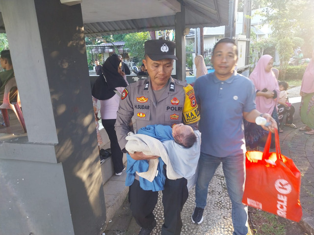 Bayi laki-laki down syndrome ditemukan tergeletak di samping rumah warga di Perum Griya Tonasa Kelurahan Pai, Kecamatan Biringkanaya, Kota Makassar, Sulsel, Jumat (19/6/2026). Bayi dibuang oleh orang tuanya. Foto: Dok. Istimewa