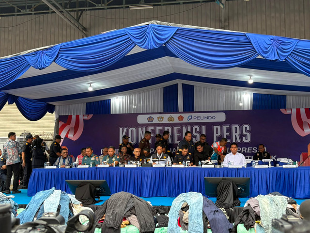 Menteri Keuangan Purbaya Yudhi Sadewa dalam konferensi pers di Tanjung Priok, Selasa (23/6/2026). Foto: Ave Airiza Gunanto/kumparan