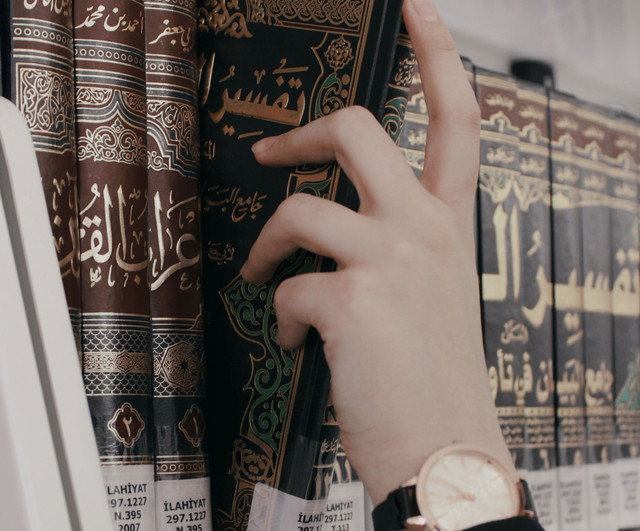 Kumpulan kitab hadis foto by Pexels