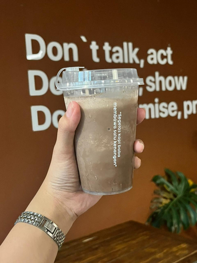 Segelas minuman cokelat dingin. Sumber: Dokumen Pribadi
