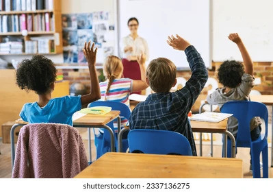 Ilustrasi seorang murid yang ragu-ragu mengangkat tangan di kelas demi mendapatkan pendidikan yang lebih baik. sumber : https://www.shutterstock.com/id/