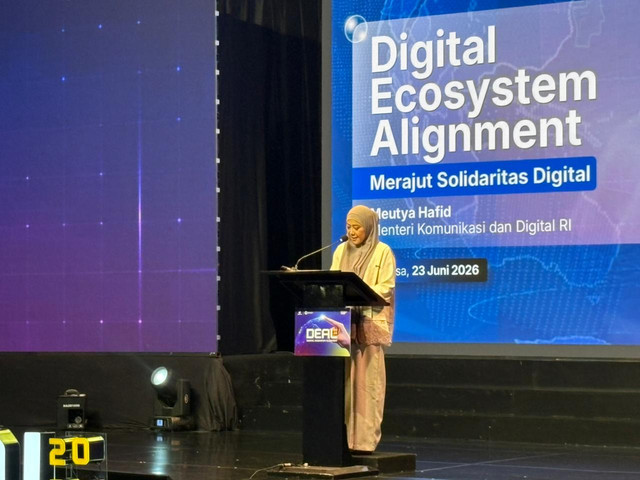 Menkomdigi, Meutya Hafid saat memberikan paparan dalam agenda deklarasi DEAL 2026 di The Tribata, Jakarta Selatan, Selasa (23/6). Foto: Ryan Iqbal/kumparan